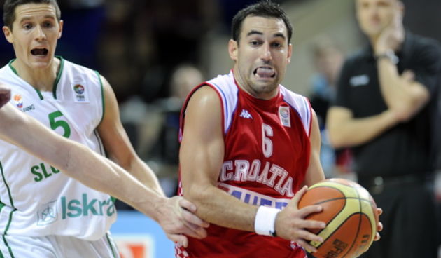 Katowice, 180909. Dvorana Sport Arena Spodek. Europsko prvenstvo u kosarci u Poljskoj, cetvrtfinale izmedju Slovenije i Hrvatske. Na slici: Marko Popovic sa loptom pored Lakovic i izbornik Zdovc. Foto: Drago Sopta  / CROPIX