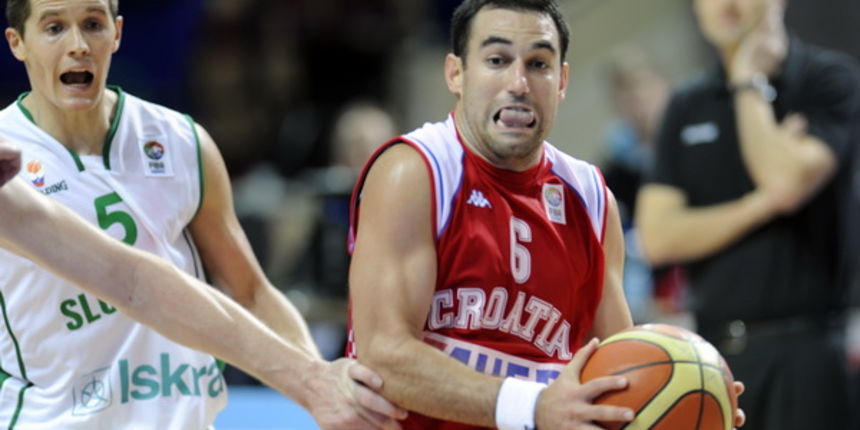 Katowice, 180909. Dvorana Sport Arena Spodek. Europsko prvenstvo u kosarci u Poljskoj, cetvrtfinale izmedju Slovenije i Hrvatske. Na slici: Marko Popovic sa loptom pored Lakovic i izbornik Zdovc. Foto: Drago Sopta / CROPIX Katowice, 180909. Dvorana Sport Arena Spodek. Europsko prvenstvo u kosarci u Poljskoj, cetvrtfinale izmedju Slovenije i Hrvatske. Na slici: Marko Popovic sa loptom pored Lakovic i izbornik Zdovc. Foto: Drago Sopta / CROPIX
