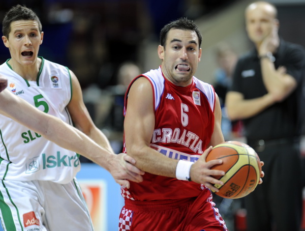 Katowice, 180909. Dvorana Sport Arena Spodek. Europsko prvenstvo u kosarci u Poljskoj, cetvrtfinale izmedju Slovenije i Hrvatske. Na slici: Marko Popovic sa loptom pored Lakovic i izbornik Zdovc. Foto: Drago Sopta  / CROPIX
