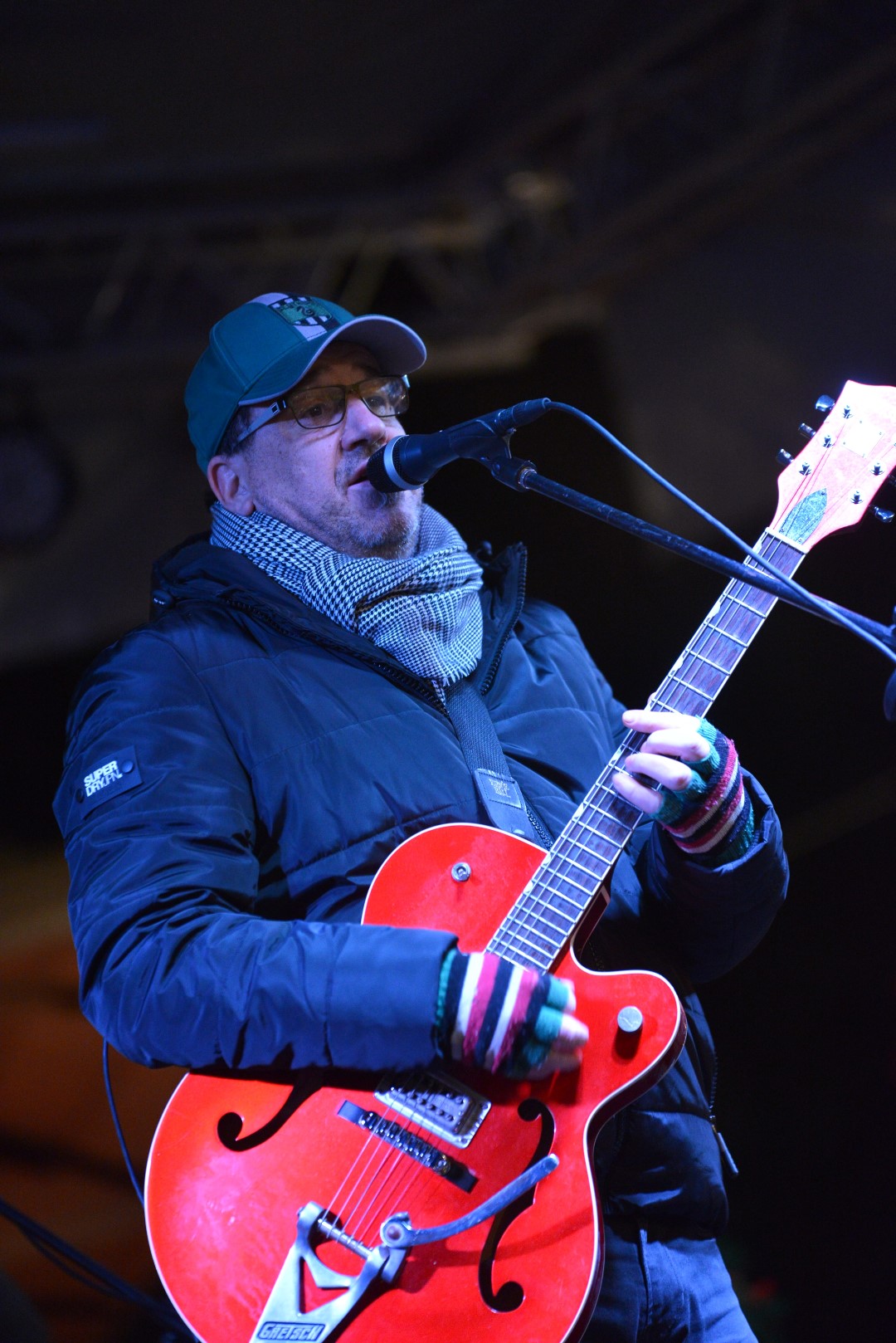 Advent u Zadru: Neno Belan i Fiumensi raspjevali i rasplesali i staro i mlado na Trgu Petra Zoranića Advent u Zadru: Neno Belan i Fiumensi raspjevali i rasplesali i staro i mlado na Trgu Petra Zoranića