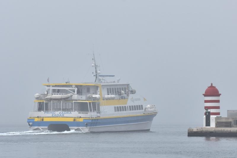 Zadar već treći dan okovan gustom maglom. Foto: Dino Stanin/Pixsell
