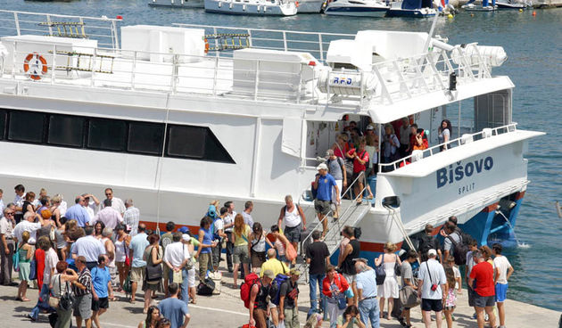 Katamaran Bišovo u vl. Split Toursa