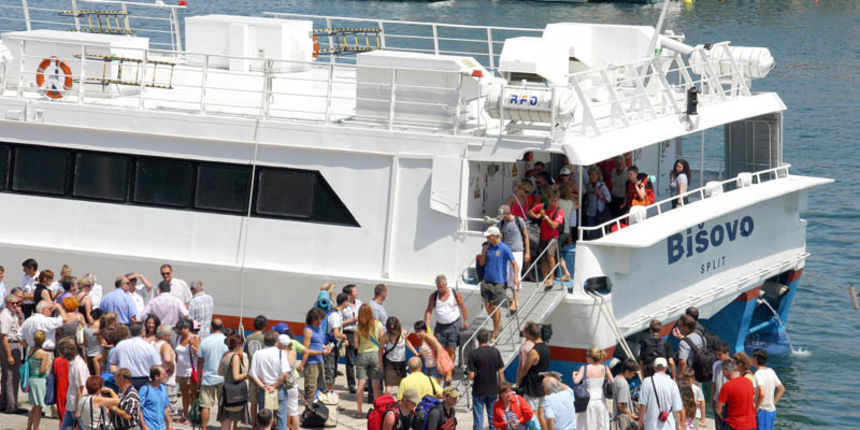 Katamaran Bišovo u vl. Split Toursa Katamaran Bišovo u vl. Split Toursa