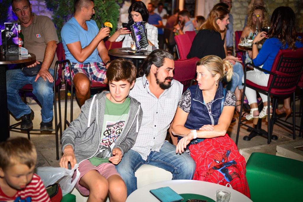 Klapa Contra oduševila u Teatro Baru i Zlatnom kutiću. Foto: Iva Perinčić Klapa Contra oduševila u Teatro Baru i Zlatnom kutiću. Foto: Iva Perinčić