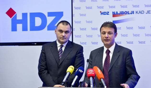 Zagreb, 040113.
Trg Zrtava fasizma.
Press konferencija HDZ-a na temu “Podobnima povisica a ostalima burza”, koja je vezana uz odluku Vlade i prijedlogu izmjena Zakona o obavezama i pravima drzavnih duznosnika. Na konferenciji su prisustvovali potpredsjedn