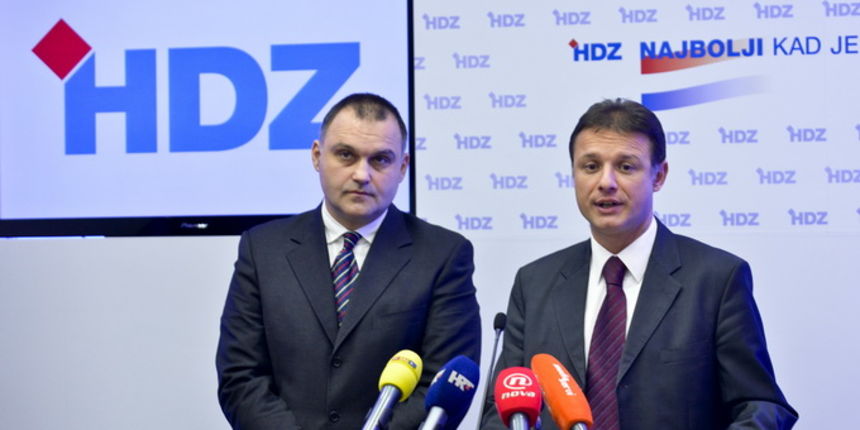 Zagreb, 040113.
Trg Zrtava fasizma.
Press konferencija HDZ-a na temu “Podobnima povisica a ostalima burza”, koja je vezana uz odluku Vlade i prijedlogu izmjena Zakona o obavezama i pravima drzavnih duznosnika. Na konferenciji su prisustvovali potpredsjedn