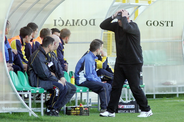 Pula,020411.
Prva HNL na stadionu Aldo Dorsina u Puli izmedju NK Istra 1961 i NK Zadar.
 Prva utakmica Igora Pamica otkako je ponovo trener Istre. Na fotografiji: Igor Pamic, trener Istre.
Foto: Srecko Niketic / CROPIX