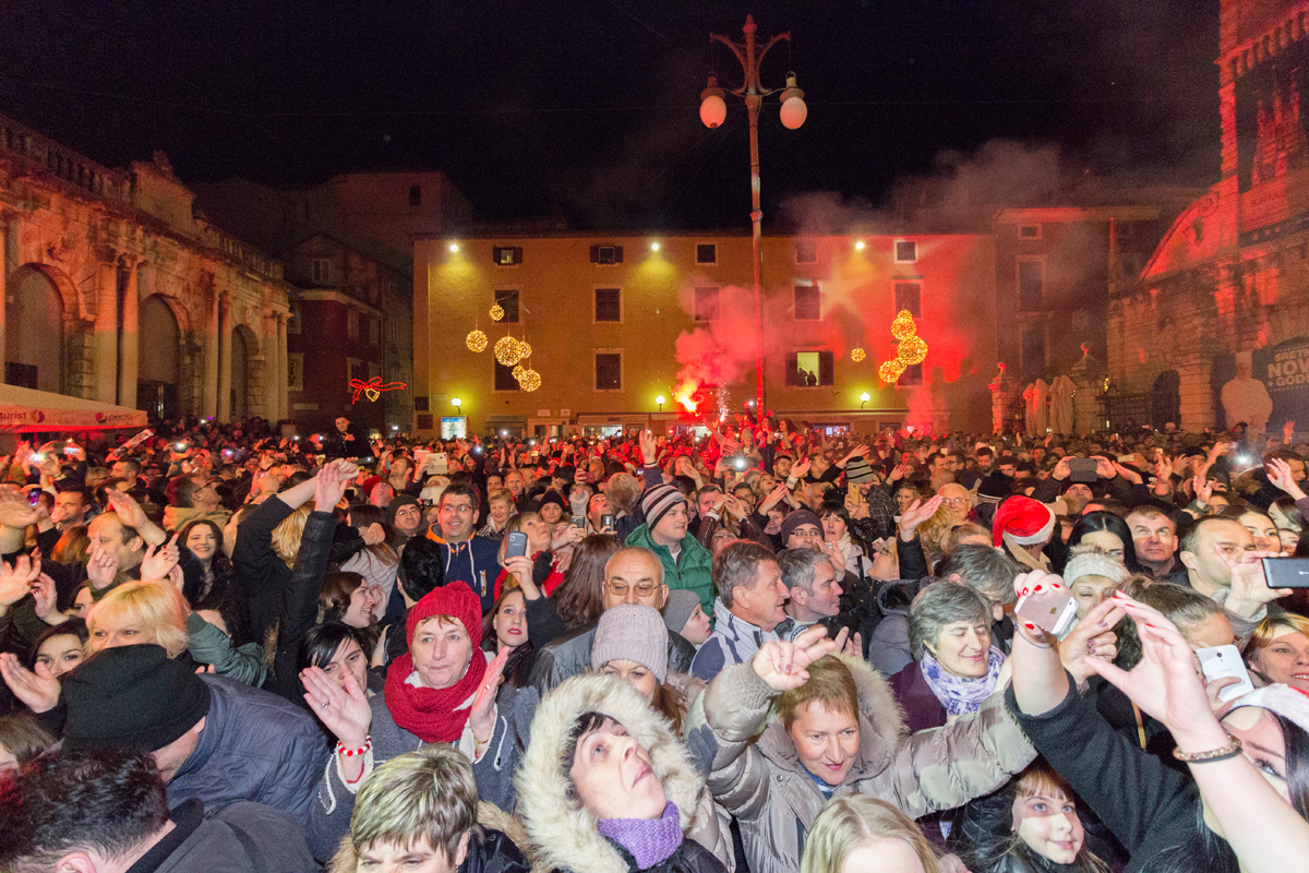 Doček 2017: Najluđa noć na zadarskom Poluotoku privukla više tisuća Zadrana i gostiju Doček 2017: Najluđa noć na zadarskom Poluotoku privukla više tisuća Zadrana i gostiju