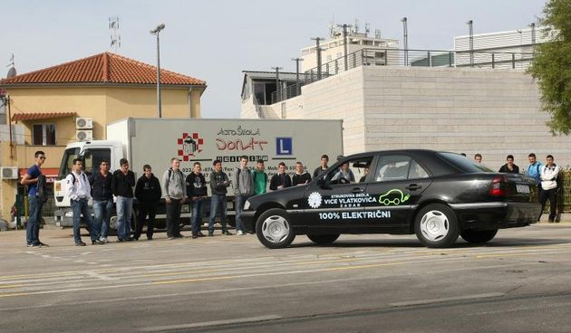 03.04.2014., Zadar – U Solarnom centru na Putu Murvice prezentirano je vozilo koje pokrece iskljucivo elektricna energija. Automobil su u cetiri mjeseca rada napravili ucenici Strukovne skole Vice Vlatkovica Valentino Raspovic, Andjelo Pastuovic i Toni