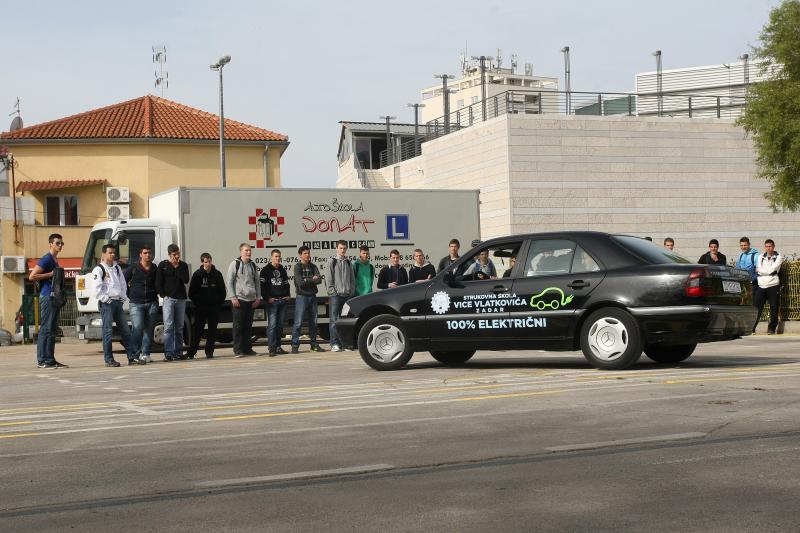 03.04.2014., Zadar – U Solarnom centru na Putu Murvice prezentirano je vozilo koje pokrece iskljucivo elektricna energija. Automobil su u cetiri mjeseca rada napravili ucenici Strukovne skole Vice Vlatkovica Valentino Raspovic, Andjelo Pastuovic i Toni 03.04.2014., Zadar – U Solarnom centru na Putu Murvice prezentirano je vozilo koje pokrece iskljucivo elektricna energija. Automobil su u cetiri mjeseca rada napravili ucenici Strukovne skole Vice Vlatkovica Valentino Raspovic, Andjelo Pastuovic i Toni