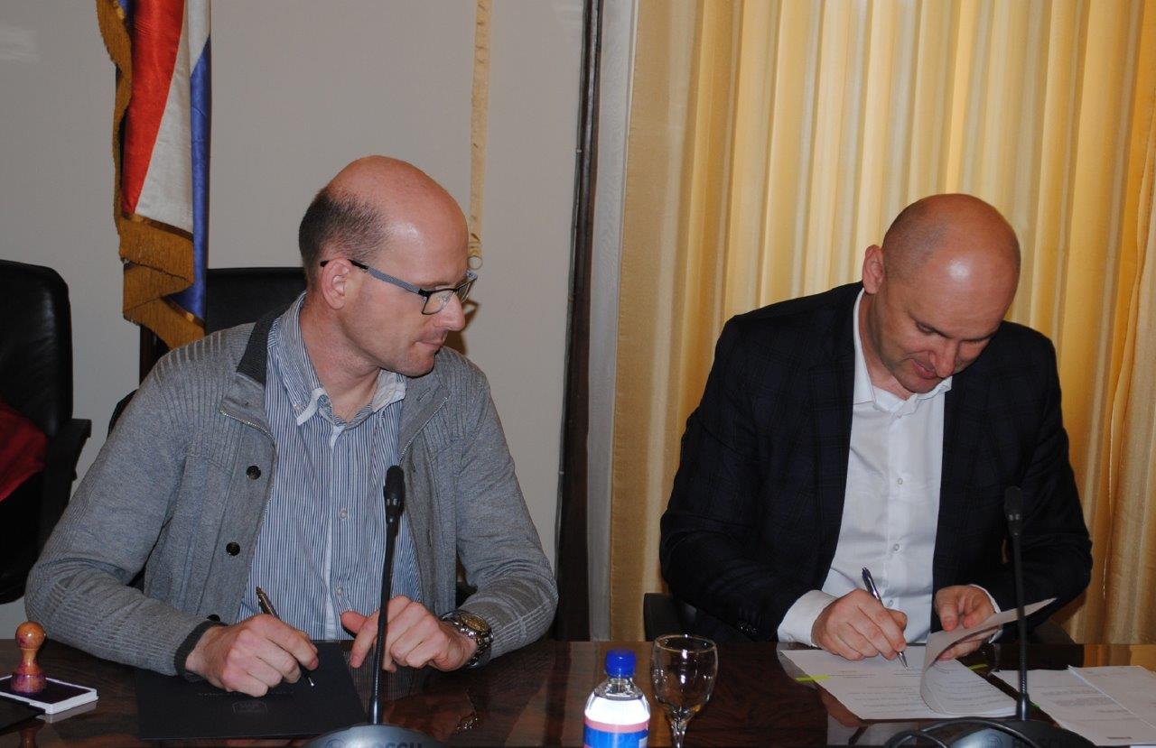 Ministar Tolušić potpisao ugovore za sanaciju šteta od poplave Ministar Tolušić potpisao ugovore za sanaciju šteta od poplave