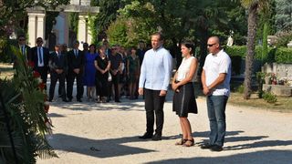 Povodom Dana pobjede kod središnjeg križa na Gradskom groblju položeni vijenci Povodom Dana pobjede kod središnjeg križa na Gradskom groblju položeni vijenci
