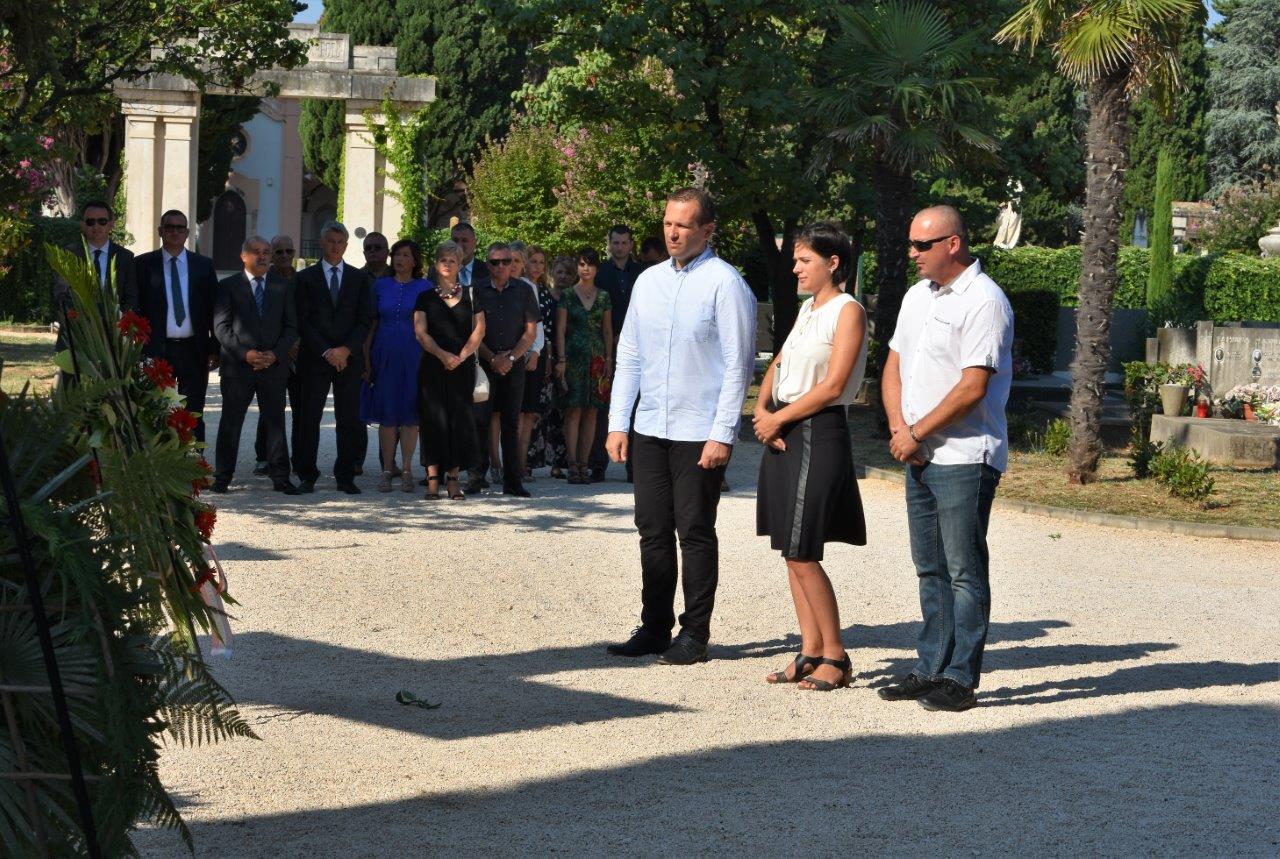 Povodom Dana pobjede kod središnjeg križa na Gradskom groblju položeni vijenci Povodom Dana pobjede kod središnjeg križa na Gradskom groblju položeni vijenci