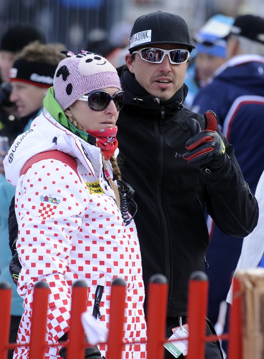 Kitzbuhel, 210111.
Fis Audi World Cup, Svjetski skijaski kup u Kitzbuhelu utrka Super G.
Na slici: Janica Kostelic sa deckom iz Svicarske Daniel Haimerle.
Foto: Drago Sopta / CROPIX Kitzbuhel, 210111.
Fis Audi World Cup, Svjetski skijaski kup u Kitzbuhelu utrka Super G.
Na slici: Janica Kostelic sa deckom iz Svicarske Daniel Haimerle.
Foto: Drago Sopta / CROPIX