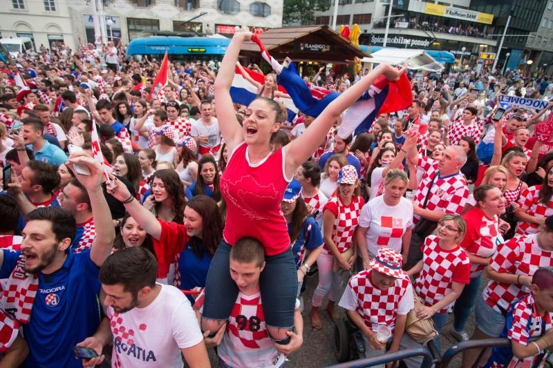 Hrvatski navijači okupirali Lens uoči utakmice s Portugalom, Photo: PIXSELL Hrvatski navijači okupirali Lens uoči utakmice s Portugalom, Photo: PIXSELL