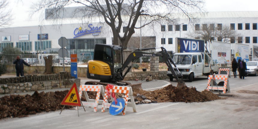 Radovi na elektroinstalacijama u Ulici Petra Svačića (Foto: V. Pletikosić) Radovi na elektroinstalacijama u Ulici Petra Svačića (Foto: V. Pletikosić)