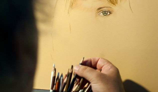 Zadar, 090712.
S pocetkom sezone i prvim vecim guzvama u gradu na Narodnom trgu u Zadru se pojave slikari koji pokusavaju stogod zaraditi slikajuci portrete znatizeljnih turista.
Foto: Luka Gerlanc / CROPIX