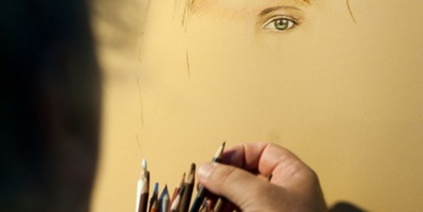 Zadar, 090712.
S pocetkom sezone i prvim vecim guzvama u gradu na Narodnom trgu u Zadru se pojave slikari koji pokusavaju stogod zaraditi slikajuci portrete znatizeljnih turista.
Foto: Luka Gerlanc / CROPIX