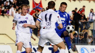 Sibenik ,050510.
Stadion Subicevac.
Druga utakmica finala Kupa RH NK Sibenik NK Hajduk (Split).
Na slici: igrac Sibenika Zeni Husmani  i  igraci Hajduka Senijad Ibricic i Srdjan Andric.
Foto: Niksa Stipanicev / CROPIX