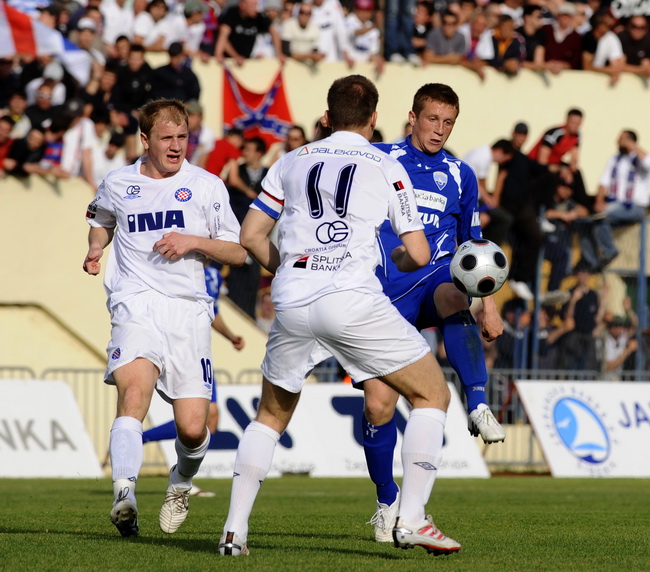 Sibenik ,050510.
Stadion Subicevac.
Druga utakmica finala Kupa RH NK Sibenik NK Hajduk (Split).
Na slici: igrac Sibenika Zeni Husmani  i  igraci Hajduka Senijad Ibricic i Srdjan Andric.
Foto: Niksa Stipanicev / CROPIX