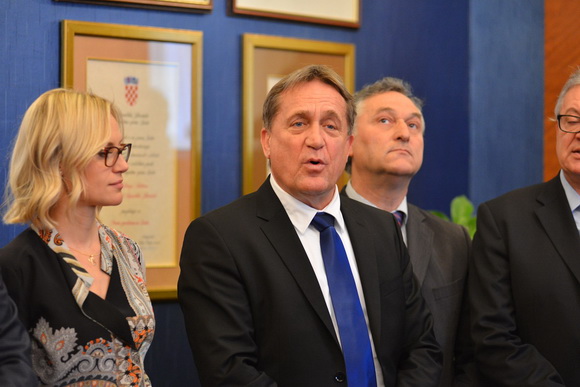 Gradonačelnik Kalmeta primio obitelj Ćosić i sudionike završnice Krešinog Kupa Gradonačelnik Kalmeta primio obitelj Ćosić i sudionike završnice Krešinog Kupa