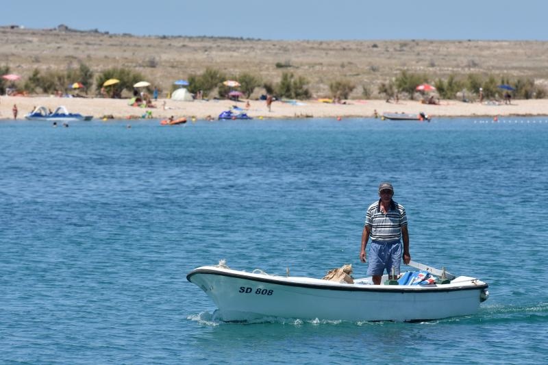 Ražančani saniraju štete nakon orkanske bure. Photo: Dino Stanin/PIXSELL