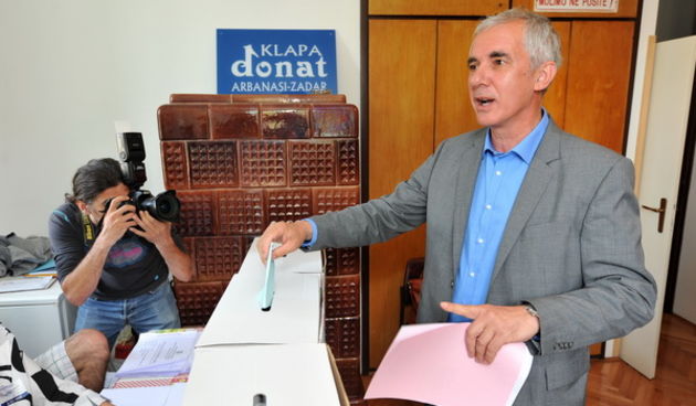 Zadar, 190513.
Lokalni izbori 2013. 
Otprilike 3,7 milijuna biraca danas bira opcinske nacelnike, gradonacelnike i zupane, te lokalna i regionalna predstavnicka tijela za iduce cetiri godine.
Na fotografiji: Kandidat za zadarskog zupana Stipe Zrilic na bi