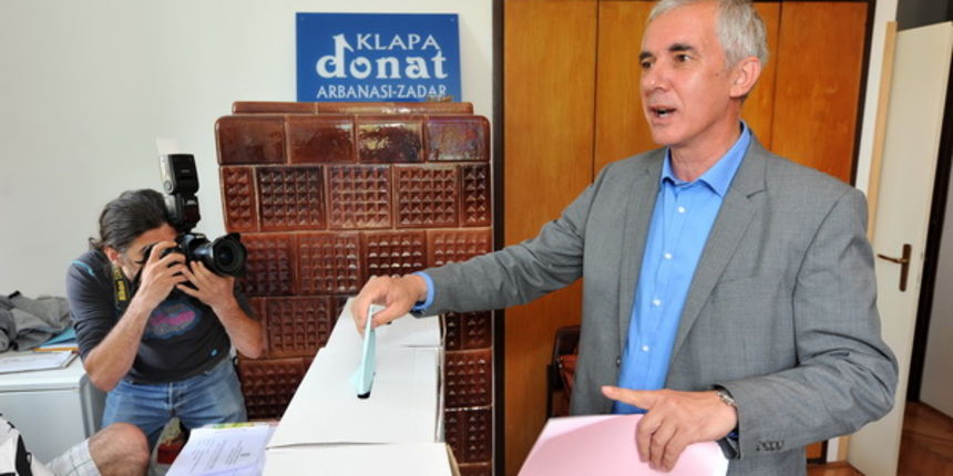 Zadar, 190513.
Lokalni izbori 2013. 
Otprilike 3,7 milijuna biraca danas bira opcinske nacelnike, gradonacelnike i zupane, te lokalna i regionalna predstavnicka tijela za iduce cetiri godine.
Na fotografiji: Kandidat za zadarskog zupana Stipe Zrilic na bi