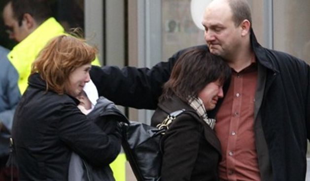 Roditelji s djetetom napuštaju jaslice nakon tragedije (Foto: Tportal.hr)