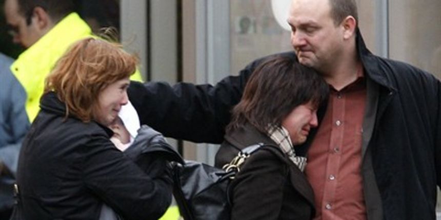 Roditelji s djetetom napuštaju jaslice nakon tragedije (Foto: Tportal.hr) Roditelji s djetetom napuštaju jaslice nakon tragedije (Foto: Tportal.hr)