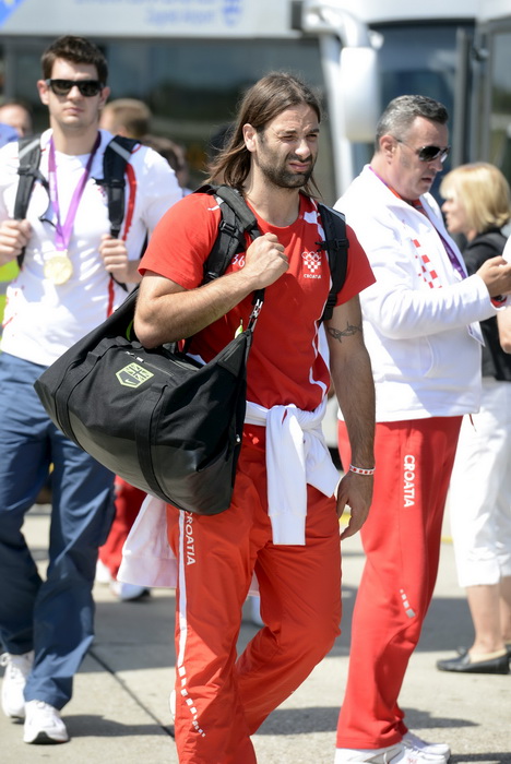 Zagreb, 130812.
Zracna luka Pleso.
Povratak Hrvatskih sportasa u Zagreb sa Olimpijskih igara u Londonu.
Na slici: Na povratku iz Londona sa Olimpijskih Igara, vecina hrvatskih sportasa se vraca avionskim letom Croatie Airlinesa za Zagreb.
Ivano Balic.
Fo Zagreb, 130812.
Zracna luka Pleso.
Povratak Hrvatskih sportasa u Zagreb sa Olimpijskih igara u Londonu.
Na slici: Na povratku iz Londona sa Olimpijskih Igara, vecina hrvatskih sportasa se vraca avionskim letom Croatie Airlinesa za Zagreb.
Ivano Balic.
Fo