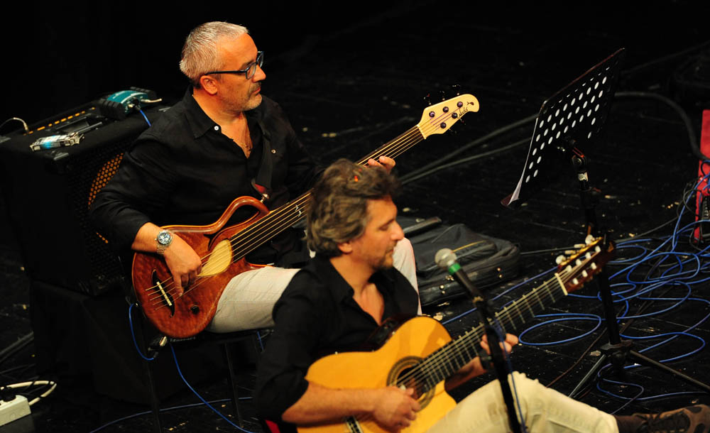 Zadar, .24.07.2012. snimio: Nenad Marčev
Brasil acoustic
Magda Mendes – vokal
Marcelo Godoy – vokal & akustična gitara
Nelson Latif – cavaquinho & akustična gitara
Gosti:
Renato Švorinić, bas,
Jadran Dučić Čićo, bubnjevi
Nebojša, ha Zadar, .24.07.2012. snimio: Nenad Marčev
Brasil acoustic
Magda Mendes – vokal
Marcelo Godoy – vokal & akustična gitara
Nelson Latif – cavaquinho & akustična gitara
Gosti:
Renato Švorinić, bas,
Jadran Dučić Čićo, bubnjevi
Nebojša, ha