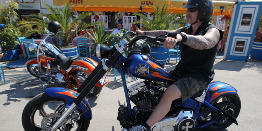 Zadar, 260511.
U Biogradu je poceo susret ljubitelja Harley Davidson motora koji ce se odrzati izmedu 26. i 29. svibnja
Na slici : bikeri u Biogradu
Foto : Vladimir Ivanov / CROPIX Zadar, 260511.
U Biogradu je poceo susret ljubitelja Harley Davidson motora koji ce se odrzati izmedu 26. i 29. svibnja
Na slici : bikeri u Biogradu
Foto : Vladimir Ivanov / CROPIX