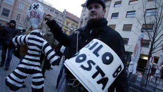 Zagreb, 040311.
Peti po redu, protuvladin prosvjed tzv. facebook grupe zapocinje veceras na Cvjetnom trgu.
Na fotografiji: transparenti.
Foto: Davor Pongracic / CROPIX Zagreb, 040311.
Peti po redu, protuvladin prosvjed tzv. facebook grupe zapocinje veceras na Cvjetnom trgu.
Na fotografiji: transparenti.
Foto: Davor Pongracic / CROPIX