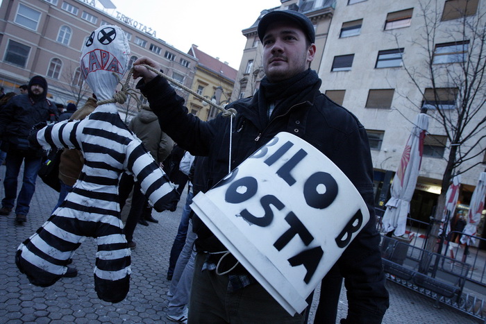 Zagreb, 040311.
Peti po redu, protuvladin prosvjed tzv. facebook grupe zapocinje veceras na Cvjetnom trgu.
Na fotografiji: transparenti.
Foto: Davor Pongracic / CROPIX Zagreb, 040311.
Peti po redu, protuvladin prosvjed tzv. facebook grupe zapocinje veceras na Cvjetnom trgu.
Na fotografiji: transparenti.
Foto: Davor Pongracic / CROPIX