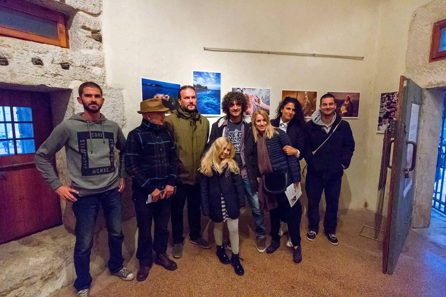 Galerija Kapetanova kula: Svečano otvorenje izložbe “Rastočeno vrime” Stipe Suraća. Foto: Mladen Radolović Mrlja Galerija Kapetanova kula: Svečano otvorenje izložbe “Rastočeno vrime” Stipe Suraća. Foto: Mladen Radolović Mrlja