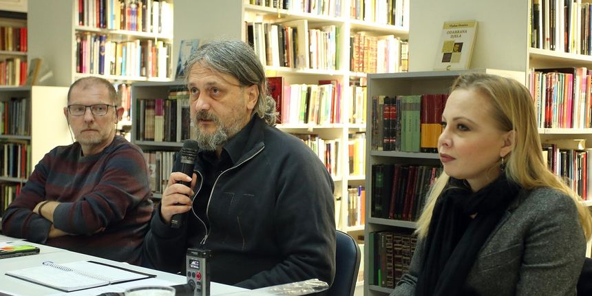 Na konferenciji za medije Zajednica nakladnika i knjizara Hrvatske gospodarske komore prezentirala je ovogodisnji nastup i program Hrvatske na Medjunarodnom sajmu knjiga u Frankfurtu. Nastup Hrvatske predstavili su Nenad Bartolcic, Miso Nejasmic i dizajne Na konferenciji za medije Zajednica nakladnika i knjizara Hrvatske gospodarske komore prezentirala je ovogodisnji nastup i program Hrvatske na Medjunarodnom sajmu knjiga u Frankfurtu. Nastup Hrvatske predstavili su Nenad Bartolcic, Miso Nejasmic i dizajne