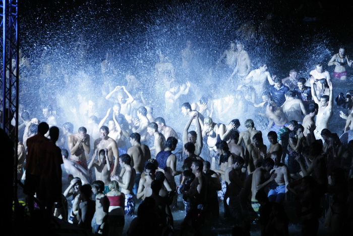 Split, 200810.
Koncert “Funk on the beach” u cast preminulog Dina Dvornika odrzan je na plazi Bacvice u organizaciji Deana Dvornika. Koncert je kasnio dva sata, dok je vise od 6 tisuca poklonika Dina Dvornika cekalo pocetak.
Foto: Duje Klaric / CROPIX Split, 200810.
Koncert “Funk on the beach” u cast preminulog Dina Dvornika odrzan je na plazi Bacvice u organizaciji Deana Dvornika. Koncert je kasnio dva sata, dok je vise od 6 tisuca poklonika Dina Dvornika cekalo pocetak.
Foto: Duje Klaric / CROPIX