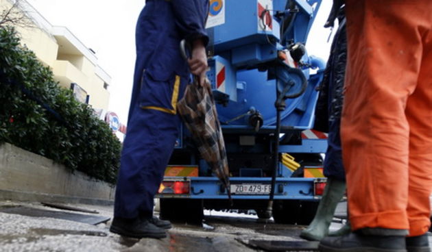 Zadar, 121211.Jaka kisa koja je u jutarnjim satima pala na podrucje Zadra uzrokovala je manje poteskoce u prometu te je poplavljeno nekoliko podruma koja su u brzom vremenu uz pomoc tvrtke Odvodnja i zadarskih vatrogasaca ispumpana. Na slici radnici Odvo