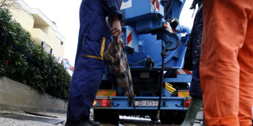 Zadar, 121211.Jaka kisa koja je u jutarnjim satima pala na podrucje Zadra uzrokovala je manje poteskoce u prometu te je poplavljeno nekoliko podruma koja su u brzom vremenu uz pomoc tvrtke Odvodnja i zadarskih vatrogasaca ispumpana. Na slici radnici Odvo