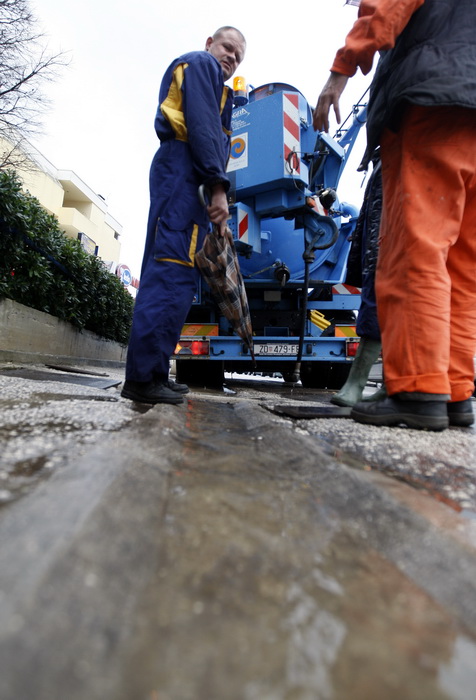 Zadar, 121211.Jaka kisa koja je u jutarnjim satima pala na podrucje Zadra uzrokovala je manje poteskoce u prometu te je poplavljeno nekoliko podruma koja su u brzom vremenu uz pomoc tvrtke Odvodnja i zadarskih vatrogasaca ispumpana. Na slici radnici Odvo Zadar, 121211.Jaka kisa koja je u jutarnjim satima pala na podrucje Zadra uzrokovala je manje poteskoce u prometu te je poplavljeno nekoliko podruma koja su u brzom vremenu uz pomoc tvrtke Odvodnja i zadarskih vatrogasaca ispumpana. Na slici radnici Odvo