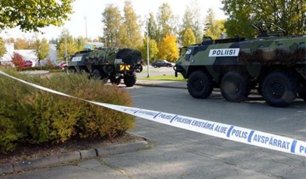 Policija ispred škole u Finskoj (Foto: Reuters)