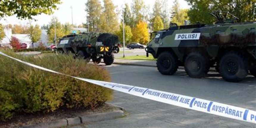 Policija ispred škole u Finskoj (Foto: Reuters) Policija ispred škole u Finskoj (Foto: Reuters)