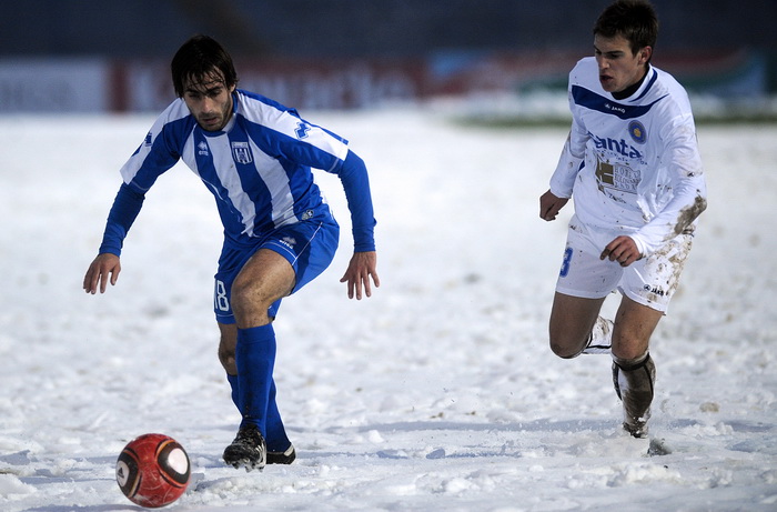 Karlovac, 271110.
Gradski stadion Karlovac
Nogometna utakmica 17. kola Prve HNL izmedju NK Karlovac i NK Zadar.
Na slici: igrac NK Karlovac Ante Batarelo u napadu protiv igraca NK Zadar Ivan-Anton Vasilja.
Foto: Sime Sokota / CROPIX Karlovac, 271110.
Gradski stadion Karlovac
Nogometna utakmica 17. kola Prve HNL izmedju NK Karlovac i NK Zadar.
Na slici: igrac NK Karlovac Ante Batarelo u napadu protiv igraca NK Zadar Ivan-Anton Vasilja.
Foto: Sime Sokota / CROPIX