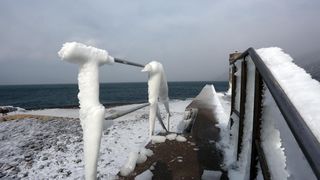 Zaleđeno more i čudesne ledene skulpture na senjskoj rivi