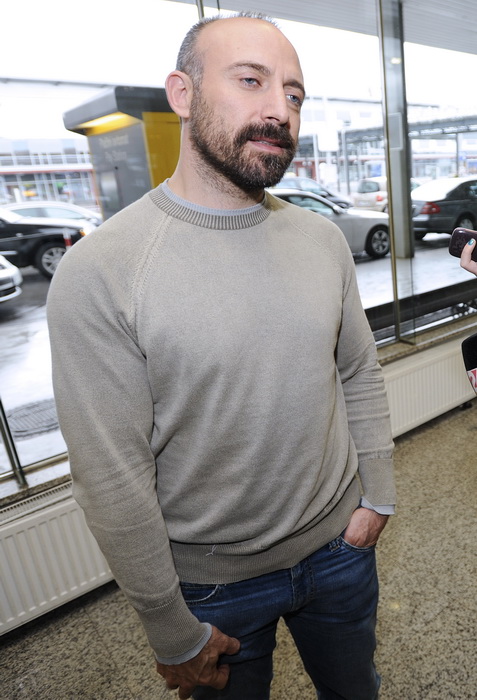 Ljubljana, 071110.
Danas je na ljubljansku zracnu luku Brnik stigao glumac Halit Ergenc poznatiji kao Onur iz sapunice 1001 noc. Stigao je avionom Turkisch airlinesa iz Istanbula.
Na slici: poznati glumac poznatiji kao Onur dao je izjave novinarima.
Foto: Ljubljana, 071110.
Danas je na ljubljansku zracnu luku Brnik stigao glumac Halit Ergenc poznatiji kao Onur iz sapunice 1001 noc. Stigao je avionom Turkisch airlinesa iz Istanbula.
Na slici: poznati glumac poznatiji kao Onur dao je izjave novinarima.
Foto: