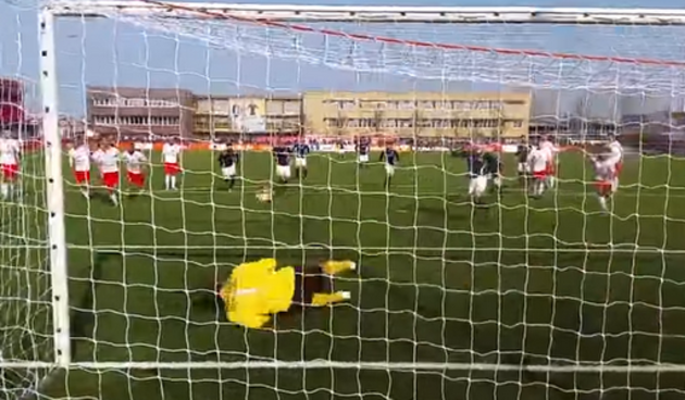 Edwin van der Sar se vratio na gol i odmah obranio penal