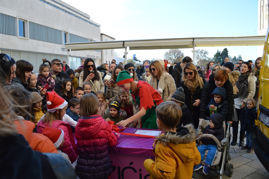 Djed Božićnjak iz Laponije stigao na Forum- poštom!