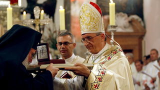 Zadar, 071010
Veceras u crkvi Sv. Sime zadarski nadbiskup Zelimir Puljic predao je relikvije (komad kosti sa noge) Svetog Simuna pravoslavcima – Teofilaktu metropolitu Jordana, vikaru za cijeli grcko-pravoslavni patrijarhat. Pravoslavcima je ovo obecao jo