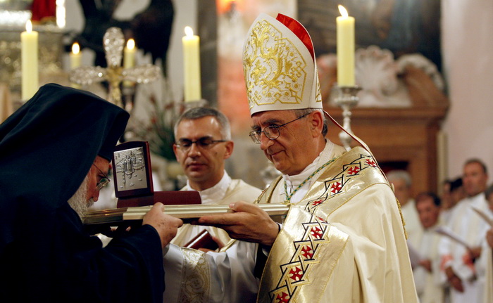 Zadar, 071010
Veceras u crkvi Sv. Sime zadarski nadbiskup Zelimir Puljic predao je relikvije (komad kosti sa noge) Svetog Simuna pravoslavcima – Teofilaktu metropolitu Jordana, vikaru za cijeli grcko-pravoslavni patrijarhat. Pravoslavcima je ovo obecao jo